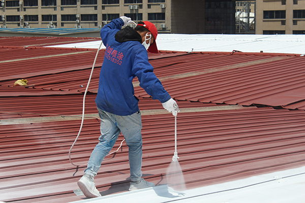 廠房彩鋼瓦屋面為什么會(huì)生銹？如何處理？